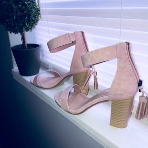 Adorable blush pink suede fringe heels ✨